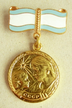 Mutterschaft Medaille 2 Klasse (Var-4)