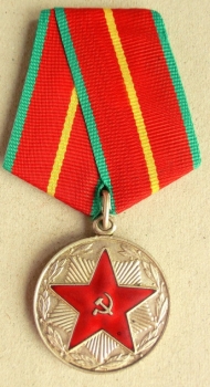 Die Medaille Für einwandfreien Dienst 20 Jahre (Innenministeriums, Typ-2, Var-2)